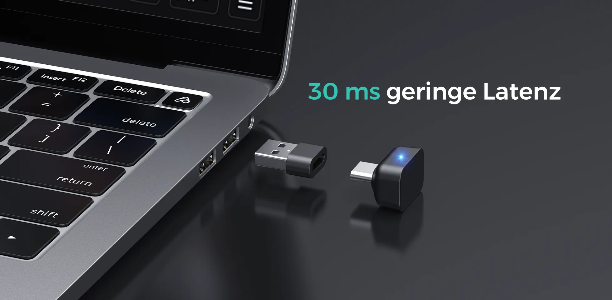 USB-Dongle mit niedriger Latenz, der an einen Laptop angeschlossen ist und ein Open-Ear-Bluetooth-Headset für Arbeit und Bürokommunikation verbindet.