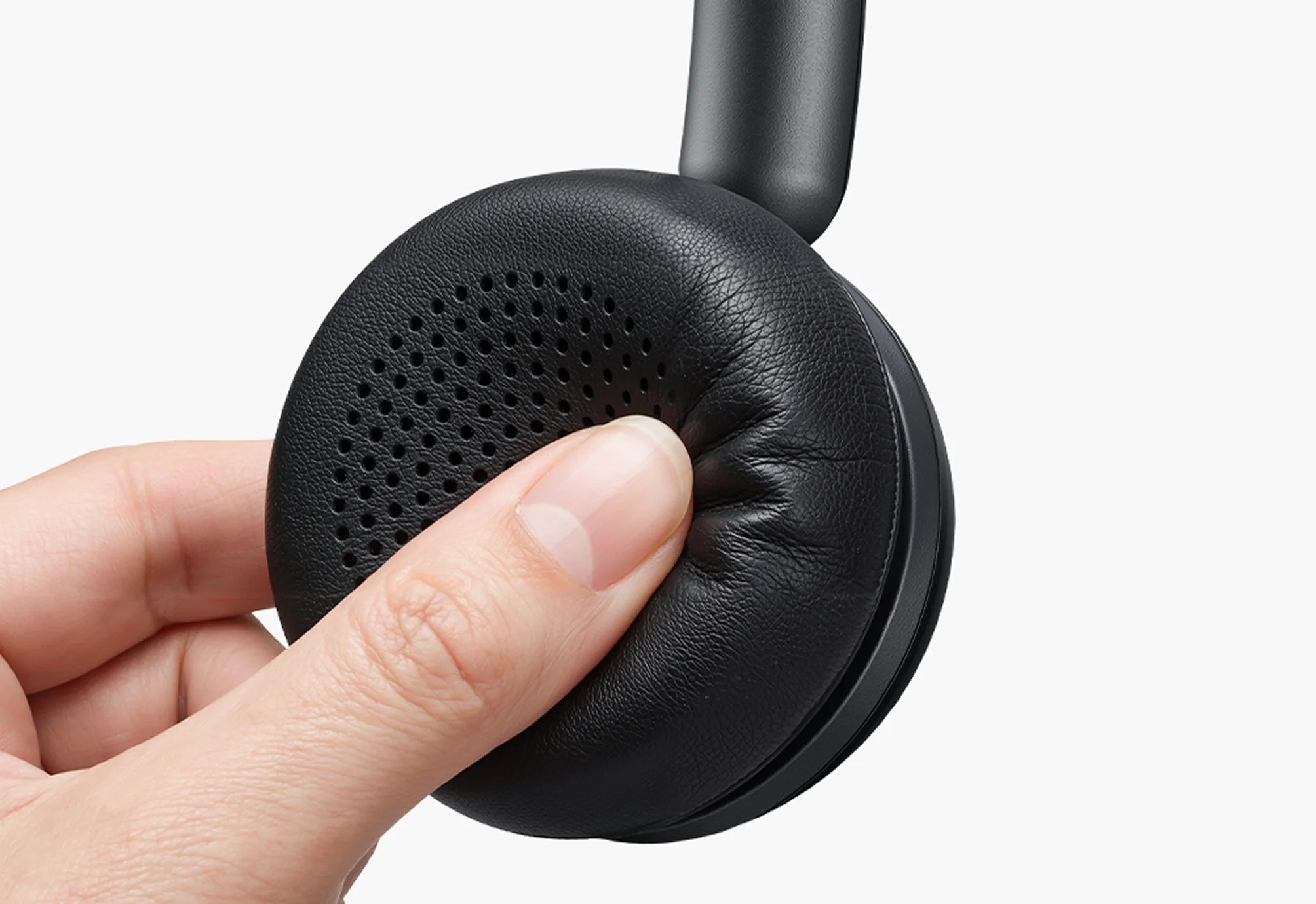 wireless headphones with noise cancelling mic with ultra soft protein earcups