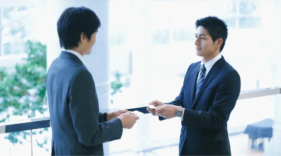 名刺を交換しているビジネスパーソン
