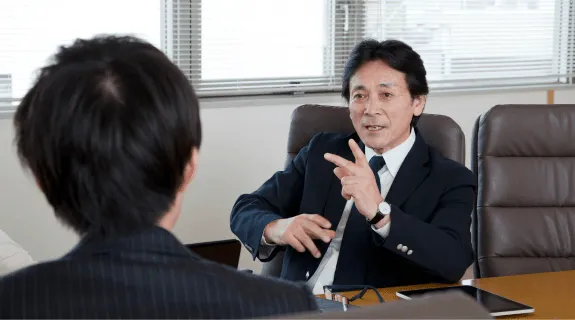 社内コミュニケーションをしている二人
