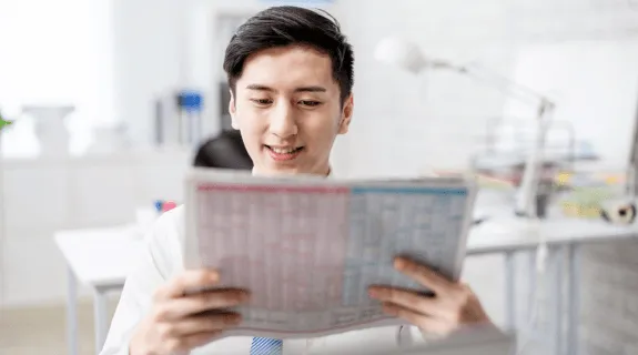 社内報を読んでいる社員