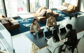 オフサイトミーティングをしている4人