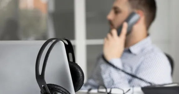 a business man tries to clarify the question of stereo vs mono headset