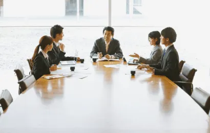 会議体を行っている会社員たち