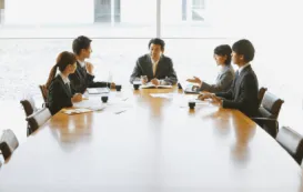 会議体を行っている会社員たち