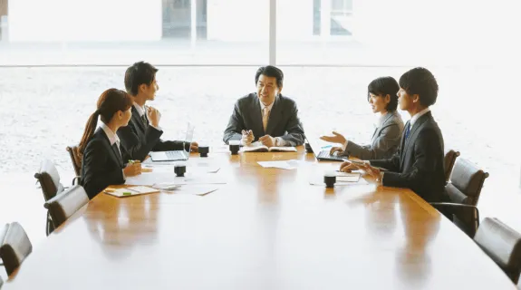 会議体を行っている会社員たち